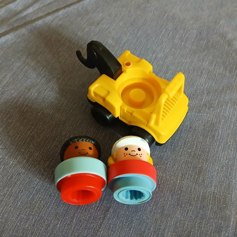 Vintage Fisher Price Tow Yellow Car + 2 Figures 1993